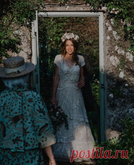 Сшитое прапрабабушкой невесты 147-летнее свадебное платье, потерянное химчисткой, нашлось с помощью Интернета (10 фото) | Чёрт побери Молодая невеста Тесс Ньюуолл (Tess Newall) воссоединилась со своим потерянным 147-летним свадебным платьем, сшитым ещё её прапрабабушкой, благодаря всемогущественной сети Интернет.  После своей свадьбы Ньюуолл сдала платье в химчистку Kleen Cleaners в Эдинбурге, которая позже прекратила своё существование. В компании сказали, что потеряли пл...