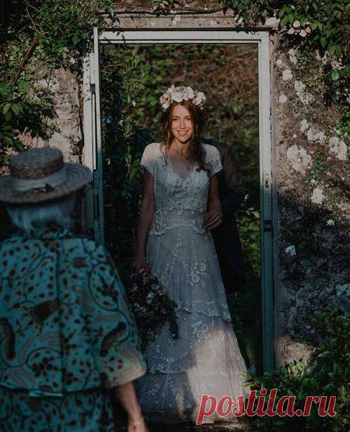 Сшитое прапрабабушкой невесты 147-летнее свадебное платье, потерянное химчисткой, нашлось с помощью Интернета (10 фото) | Чёрт побери Молодая невеста Тесс Ньюуолл (Tess Newall) воссоединилась со своим потерянным 147-летним свадебным платьем, сшитым ещё её прапрабабушкой, благодаря всемогущественной сети Интернет.  После своей свадьбы Ньюуолл сдала платье в химчистку Kleen Cleaners в Эдинбурге, которая позже прекратила своё существование. В компании сказали, что потеряли пл...