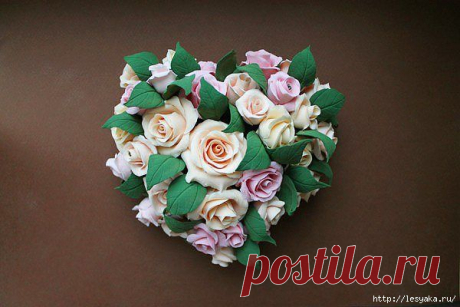 Cердечко из роз, слепленных из полимерной глины.