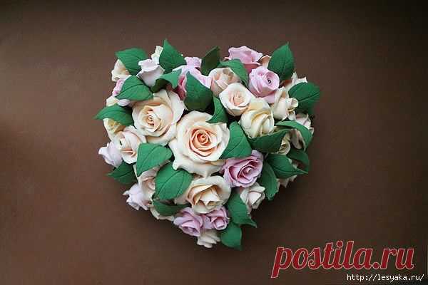 Cердечко из роз, слепленных из полимерной глины.
