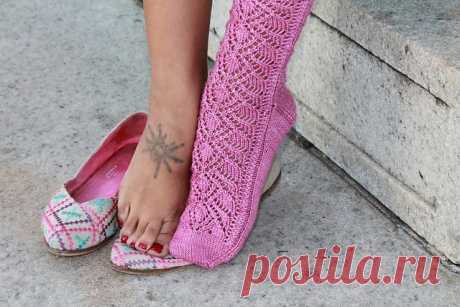 Носки от Венди Джонсон Размеры:S (M, L)Окружность стопы – 18 (20.5, 23) см,Длина стопы – 23 см,Высота паголенка – 25.5 см.Необходимые инструменты:Две пары круговых спиц № 2.Плотность вязания:8 петель и 12 рядов = 2.5 см лицевой глади.Мысок:Набрать на спицы 26 (30, 34) петель, используя волшебный набор...