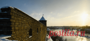 В отличие от Золотого кольца России, охватывающего в основном города Владимиро-Суздальской Руси, в Серебряное кольцо России входят города Новгородской земли, многие из которых сыграли ключевую роль в становлении русской государственности.