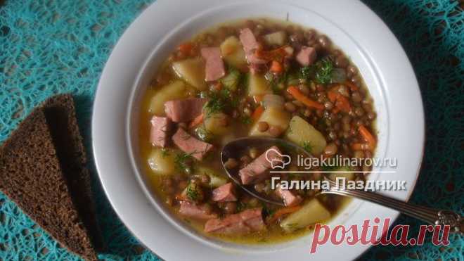 Чечевичный суп с колбаской.