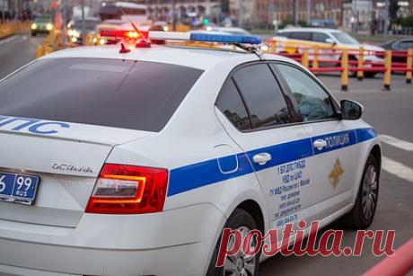 В российском городе автомобиль сбил трех человек на тротуаре. В Брянске автомобиль сбил троих человек, которые стояли на тротуаре. Об этом сообщили в региональном управлении ГИБДД, передает ТАСС. По данным инспекции, авария произошла на перекрестке улиц Пушкина и Никитина в Володарском районе города. Водитель Kia пытался уйти от столкновения с Nissan.