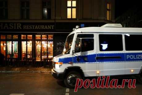 Мужчина ворвался в два дома в Германии и застрелил трех человек. В Германии мужчина ворвался в два дома и застрелил трех человек. Об этом сообщает газета Bild. Стрельба раздалась в многоквартирном доме неподалеку от Аугсбурга. В штаб-квартире полиции в Северной Швабии сообщили, что жертвами стали две женщины 49 и 72 лет, а также 52-летний мужчина.