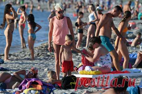 Вода в Черном и Азовском морях прогрелась до 30 градусов. Температура воды в Черном и Азовском морях близ побережья достигла плюс 30 градусов. Об этом во вторник, 20 июля, сообщает «Российская газета» со ссылкой на Гидрометцентр России. Так, по данным синоптиков, в районе Новороссийска вода прогрелась до плюс 26 градусов, в Темрюке — до плюс 29, а в Ейске — до плюс 30.