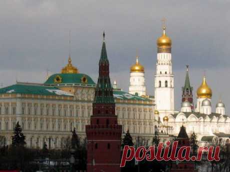 Москва стала расти с укреплением Московского княжества, а вместе с городом стало расти и его население, так к началу 15 века оно достигало порядка 30-40ка тысяч человек. В 18 веке, после смутного времени население исчислялось 200-ми тысячами человек. Миллион человек стало жить в Москве к концу 19-го века, тогда было отменено крепостное право, и был активный рост промышленности и торговли. К 1917 году эта цифра возросла до 1,7 миллиона, а за год до начала Великой Отечественной войны составляло уж