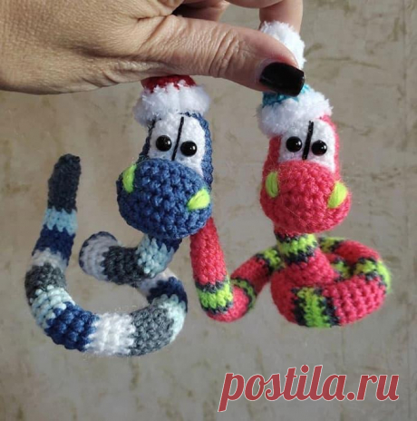 Змейки в шапочках крючком. Амигуруми схемы и описания. Автор: Мирослава Резниченко | IRINELY.ART