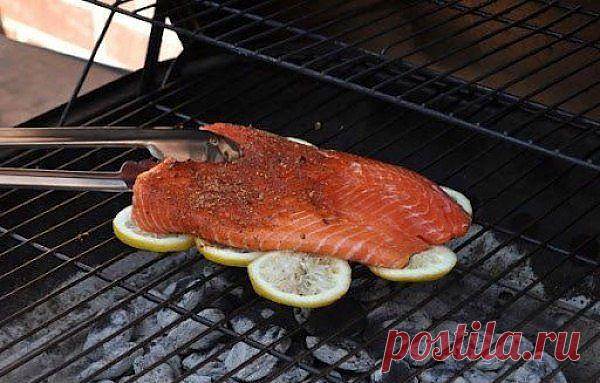Чтобы рыба на гриле была вкуснее и не прилипала к нему, жарьте ее на лимонах.