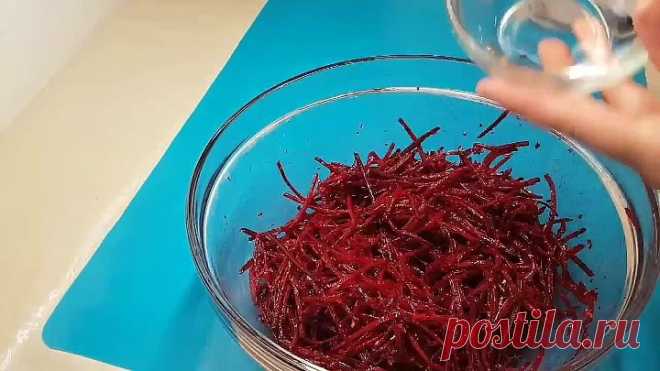 Свекольный салат с чесноком и специями.