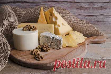 Некоторые продукты с плесенью разрешили есть после ее удаления