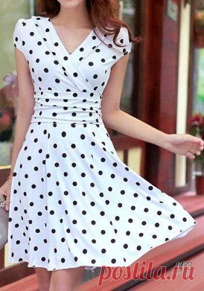 Стильные наряды в черно-белый горошек