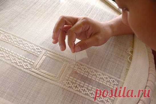 Вышивка хардангер: мастер-класс для начинающих - https://burdastyle.ru/master-klassy/vyshivka/master-klass-po-vyshivke-khardanger_1629/?utm_source=ok&utm_medium=post&utm_campaign=MK&utm_content=m
Хардангер – это одновременно счетная и ажурная вышивка, поэтому для нее вам понадобится ткань, из которой легко выдергиваются нити. Отлично подойдет, к примеру, канва, которая может быть с более или менее крупной сеткой переплетений. Для начинающих больше подойдет канва примерно с 6–7 нитями на 1 см.