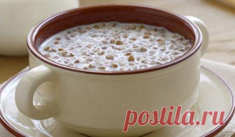 Как снять отёки без лекарств:Herb-Еco
Кефир и домашний йогурт как и другие молочнокислые продукты прекрасно удаляют шлаки, излечивают заболевания ЖКТ и почек, нормализуют работу мочеполовой системы. Активные вещества, содержащиеся в них помогают очистить мелкие кровеносные сосуды и улучшают микроциркуляцию в почках. Быстрее избавиться от отеков можно если один-два дня в неделю питаться только гречкой с кефиром.