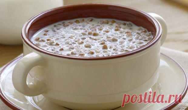 Как снять отёки без лекарств:Herb-Еco
Кефир и домашний йогурт как и другие молочнокислые продукты прекрасно удаляют шлаки, излечивают заболевания ЖКТ и почек, нормализуют работу мочеполовой системы. Активные вещества, содержащиеся в них помогают очистить мелкие кровеносные сосуды и улучшают микроциркуляцию в почках. Быстрее избавиться от отеков можно если один-два дня в неделю питаться только гречкой с кефиром.