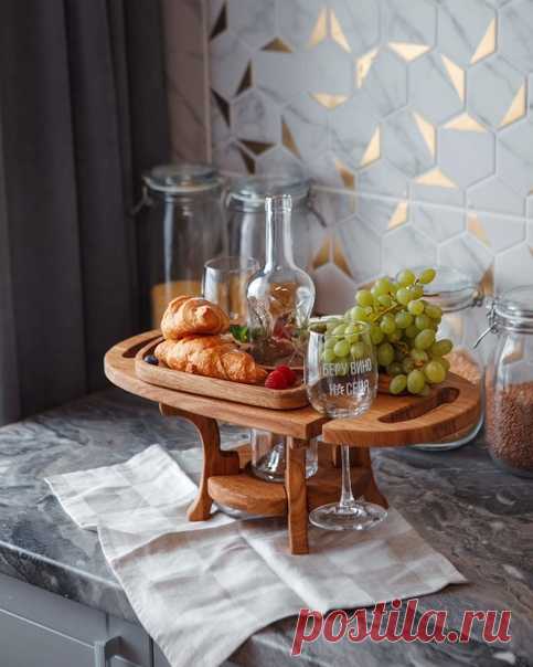 😍Столик для закусок, из натурального дерева, от мастерской Creed Home! ✨Подробнее тут 👉🏻 vk.me/creed_home То, чего нет в обычном магазине! То, что Вы еще никому не дарили! ⠀ ♥ В одном изделии: ⠀ ✔ держатели для бокалов ✔ слот для напитков ✔ поднос для закусок ✔ фамильная гравировка ⠀ 🔥 При заказе СТОЛИКА ДЛЯ ЗАКУСОК - 2 бокала БЕСПЛАТНО! ⠀ 📲 Узнать стоимость: vk.me/creed_home