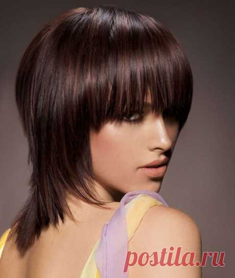 Интересные стрижки на волосы средней длины с челкой