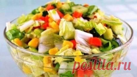 Овощной салат «цветной»
 44.28 ккал/100 г  Б/Ж/У: 1.46 / 1.73 / 5.7 
Ингредиенты:
капуста пекинская - 200г
огурцы - 200г
морковь - 100г
кукуруза консервированная - банки
листья салата - пучка
соль - по вкусу
масло оливковое - по вкусу
Приготовление:
Нарежьте пекинскую капусту небольшими квадратиками. Перед этим сполосните листья капусты под проточной воды, чтобы очистить их от пыли и загрязнений.
Нарежьте огурчики мелким кубиком.
Очистите морковь от кожуры, помойте. Нарежьте небольши