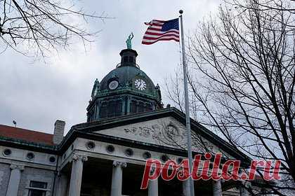 Отец похитил дочь и попытался насильно выдать ее замуж ради 500 тысяч долларов. В США арестовали мужчину, который похитил дочь и попытался организовать брак по расчету с ее участием в другой стране. За решеткой оказались 50-летний Халед Абугханем и его 32-летний сын Валид, являющиеся отцом и братом жертвы. Они заставили девушку уехать в Йемен, чтобы выдать ее замуж и получить 500 тысяч долларов.