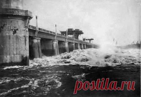 Цунами под Москвой в 1941 году: как Сталин планировал сдержать немцев | Чёрт побери В конце ноября 1941 года ситуация на фронте достигла критической отметки. Немцы практически окружили Москву: на западе взяты Можайск, Наро-Фоминск, Малоярославец. Армия Гудериана наступала с юга, дивизия Штеммермана стояла у Тулы. Немцы вплотную подошли к Кашире.    Уже готовятся к эвакуации Сталина в Куйбышев. Немецкая армия Гудериана получила приказ двигаться в сторону Горького (сегодня Н...