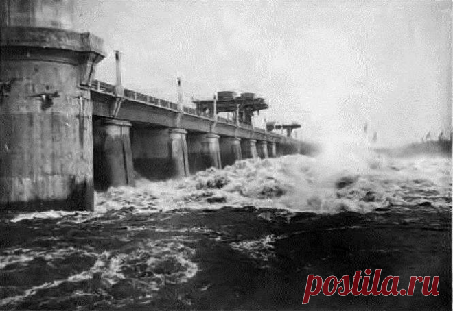 Цунами под Москвой в 1941 году: как Сталин планировал сдержать немцев | Чёрт побери В конце ноября 1941 года ситуация на фронте достигла критической отметки. Немцы практически окружили Москву: на западе взяты Можайск, Наро-Фоминск, Малоярославец. Армия Гудериана наступала с юга, дивизия Штеммермана стояла у Тулы. Немцы вплотную подошли к Кашире.    Уже готовятся к эвакуации Сталина в Куйбышев. Немецкая армия Гудериана получила приказ двигаться в сторону Горького (сегодня Н...