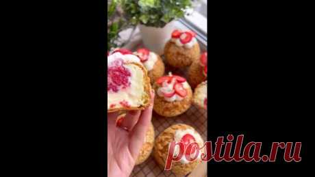 Готовим БОМБически вкусные «Шу»

Кракелин:
100 гр муки пшеничной
100 гр сахара
100 гр мягкого сливочного масла
Смешиваем все ингредиенты, раскатываем между двумя листами бумаги для выпечки. Убираем в морозилку

Тесто:
110 гр сливочного масла
125 гр воды
125 гр молока
150 гр пшеничной муки
Соль и сахар по 1 ч ложке
250 гр яиц
Масло, воду, соль, сахар и молоко кипятим, всыпаем пшеничную муку и завариваем тесто до корочки на дне кастрюли. Остужаем до 50 градусов и по чуть чут...