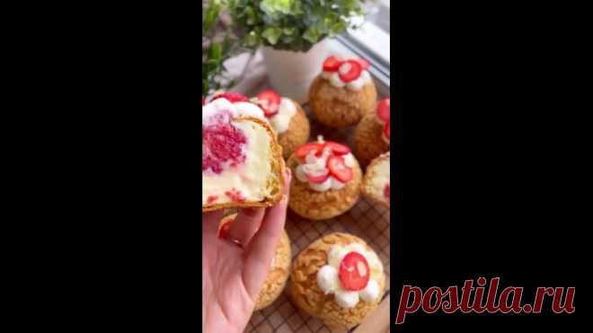 Готовим БОМБически вкусные «Шу»

Кракелин:
100 гр муки пшеничной
100 гр сахара
100 гр мягкого сливочного масла
Смешиваем все ингредиенты, раскатываем между двумя листами бумаги для выпечки. Убираем в морозилку

Тесто:
110 гр сливочного масла
125 гр воды
125 гр молока
150 гр пшеничной муки
Соль и сахар по 1 ч ложке
250 гр яиц
Масло, воду, соль, сахар и молоко кипятим, всыпаем пшеничную муку и завариваем тесто до корочки на дне кастрюли. Остужаем до 50 градусов и по чуть чут...