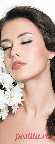 О долго я,в молчании ночи тайной,коварный лепет твой,улыбку,взор случайный,перстам послушною волос густую прядь.Из мыслей изгонять и снова призывать(Афанасий Фет) (волшебная страна книг к.н.)