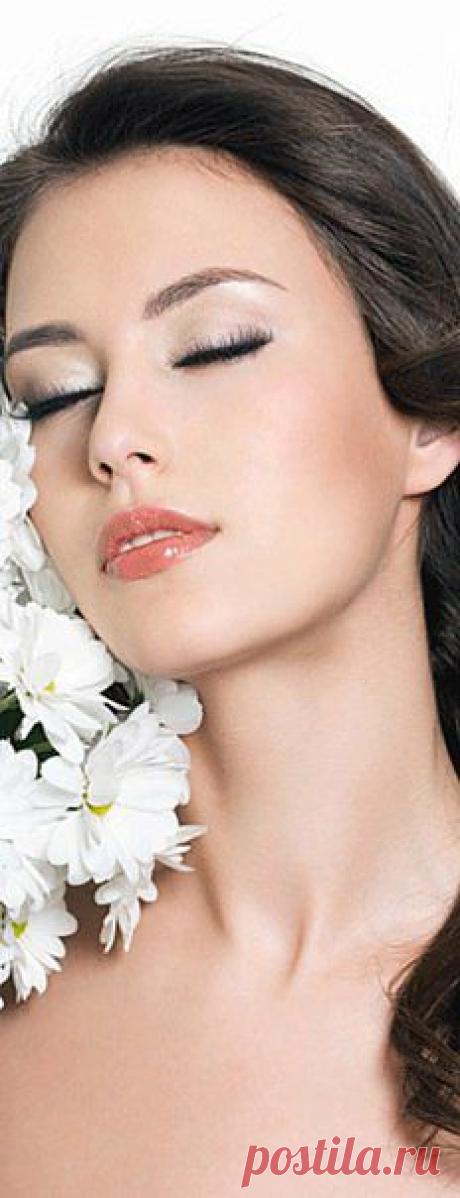 О долго я,в молчании ночи тайной,коварный лепет твой,улыбку,взор случайный,перстам послушною волос густую прядь.Из мыслей изгонять и снова призывать(Афанасий Фет) (волшебная страна книг к.н.)