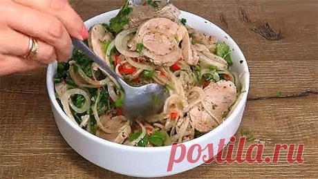 "Мужской приворот" или Невероятно ароматная мясная закуска «Холодный шашлык»
Приготовив всего однажды наивкуснейшее мясо по этому рецепту, вы будете готовить его снова и снова — настолько вкусной, ароматной и восхитительной является эта холодная  мясная закуска!
Ингредиенты:
Отварная свинина (можно заменить говядиной или отварным языком) — полкило
3 средних луковицы
Любая зелень (пучок) — кинза (очень рекомендую!), петрушка, укроп
Перец Чили — 1 стручок
Для вкусного марина...