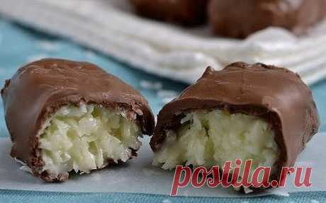 Рецепт конфет «Баунти» Простой рецепт приготовление конфет в стиле «Баунти», в интернете множество рецептов, в основном они с маслом, которое нужно сначала растопить, затем остудить, а тут всего 20 минут без хлопот, 3 ингредиента и вкусные кокосовые конфеты у Вас на столе! Ингредиенты: ●2 плитки молочного шоколада ●3 стакана кокосовой стружки (желательно не сладкой стружки) ●1 стакан сгущенное молоко с сахаром Приготовление: Смешать хорошенечко сгущенное молоко с кокосовой...