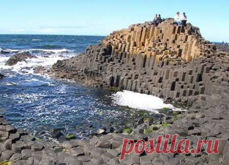 Дорога гигантов (Giants Causeway), Ирландия

Территория, покрытая 40 тысячами базальтовых колонн правильной формы, образовалась в результате древнейшего извержения вулкана. расположена она на северо-востоке Северной Ирландии, большинство колонн шестиугольные, но есть колонны с 4, 5, 7 и 8 гранями. Самая высокая из них в высоту достигает 12 метров, а толщина застывшей лавы вокруг - до 28 метров. В 2005 году по опросам издания Times, Дорога гигантов была названа четвертым чудом света в Англии