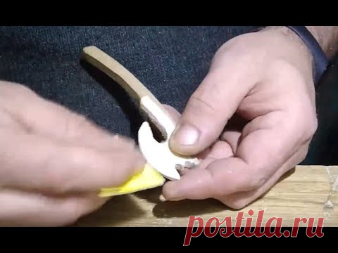 Брелок ТОПОР из ореха и клена