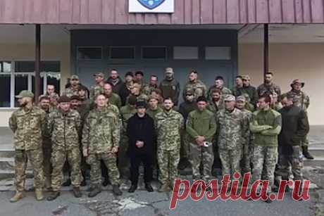 ВСУ рассказали о приказе добивать раненых сослуживцев. В Вооруженных силах Украины (ВСУ) рассказали о приказе добивать раненых сослуживцев. Помимо этого, один из украинских военных также сообщил, что командование заставляло солдат расстреливать дома, в которых находились мирные жители. По его словам, это был преступный приказ.