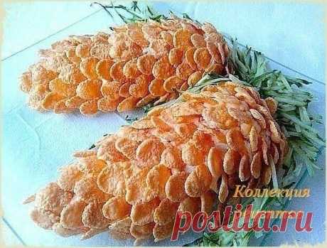 Салат "Кедровые шишки"

Ингредиенты:
консервированные ананасы - 1 банка;
твёрдый сыр - 300 г;
куриное филе - 2-3 штуки;
яйца - 5 штук;
майонез - по вкусу;
соль, перец.

Для украшения:
свежий огурец;
кукурузные хлопья.

Приготовление:
1 Куриные грудки отварить в подсоленной воде, добавить в воду лавровый лист. Своевременно убирайте появляющуюся пену. Готовое мясо выложить, мелко порезать и переложить в свободную тарелку.
2 Яйца отварить вкрутую и натереть на средней тёрке.
...