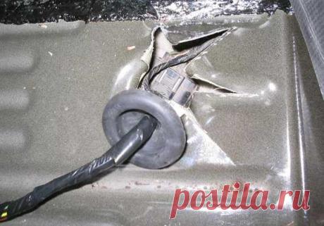 Лючок для доступа к бензонасосу из салона. (Р) / Ford Focus 1 — FFClub