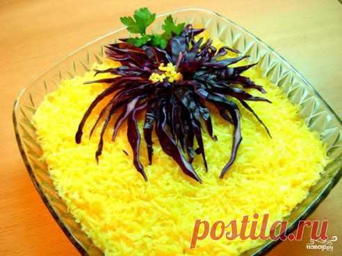 Салат "Хризантема" 
http://povar.ru/recipes/salat_hrizantema-9682.html

Салат "Хризантема" - кулинарный рецепт на Повар.ру
Салат "Хризантема" - простой в приготовлении, но очень эффектный и вкусный салат для праздничного стола, украшенный красивой съедобной хризантемой. Простой рецепт салата "Хризантема" понравится всем!