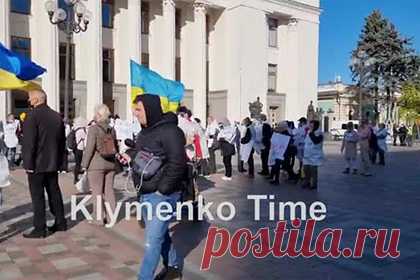 Украинцы устроили митинг из-за долгов ЖКХ в стиле сериала «Игра в кальмара». Украинцы устроили акцию протеста у стен Верховной Рады из-за высоких тарифов ЖКХ, взяв за основу стиль популярного корейского сериала «Игра в кальмара». Киевляне выстроились возле здания парламента в форме треугольника, квадрата и круга. При этом все участники акции одеты в одинаковую одежду.