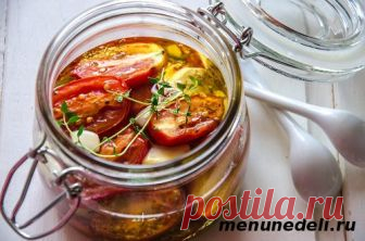 Красивым французским словом «конфи» (confit) обозначается всего лишь способ приготовления различных продуктов – длительное томление в масле (иногда в сиропе) при отн