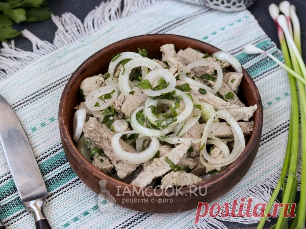 Вкусный салат-закуска из отварной свинины в маринаде, который может разнообразить праздничное меню.