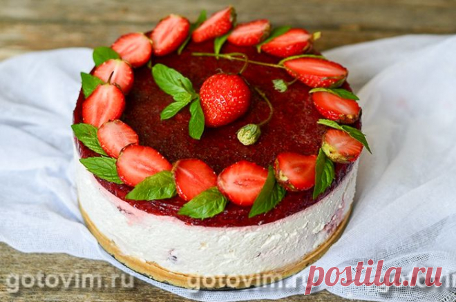 Клубничный чизкейк без выпекания. Рецепт с фото Этот рецепт придуман специально для сезона всевозможных десертов с клубникой. Клубничный чизкейк получается не только очень вкусный, но его легко приготовить даже начинающему кулинару. Не надо включать духовку! Просто все смешать и убрать на ночь в холодильник.

