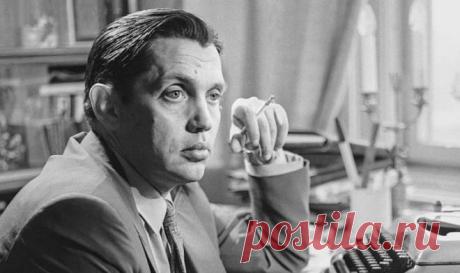 Роберт Рождественский. Случайные отрывки из блокнота Имя этого поэта — одно из тех немногих имен, которые были известны всенародно. Он — из тех, кто долгие годы олицетворял собой в сознании массового чит