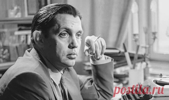 Роберт Рождественский. Случайные отрывки из блокнота Имя этого поэта — одно из тех немногих имен, которые были известны всенародно. Он — из тех, кто долгие годы олицетворял собой в сознании массового чит