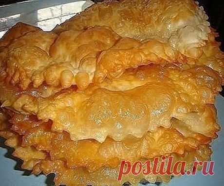 ОДНИ ИЗ САМЫХ ВКУСНЫХ ЧЕБУРЕКОВ!!! 
ТЕСТО : 
мука - 900 гр, 
яйцо - 1- шт., 
соль, 
вода - 350 гр., 
4 ст. ложки растит. масла.Тогда будут эти пузырьки. 
Этот состав теста на 20 шт. 
Приготовление : 
Замесить тесто, положить его под миску, чтоб не обветривалось. Летом оно быстрее становится эластичным, зимой хуже, т.е. дольше. Потом опять его обминать и ставить в холодильник, обмотав в пленку или положив в пакет. Оно может там находится и 3 -4 часа, можно меньше и только потом делать из теста