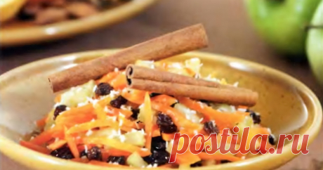 Морковь вымыть, почистить, нарезать мелкой соломкой или тонкими кружками.