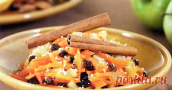 Морковь вымыть, почистить, нарезать мелкой соломкой или тонкими кружками.