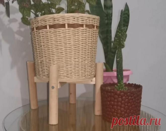 Оригинальная идея утилизации ненужного электрического кабеля Чудесные вещи для дома можно создать из самых неожиданных материалов, например, из старых электрических кабелей. Используя кабель, можно сплести вместительную корзинку, которая поможет поддерживать по...