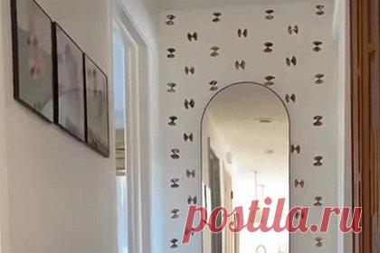 Тиктокерша раскрасила скучный коридор картошкой. Чтобы раскрасить скучные белые стены, блогерша по имени Джианна Капуто вырезала узор на картошке. В новом видеоролике она показала, как превратить обычный картофель в штамп для принтов на стене. Джианна разрезала картошку надвое и придала срезу объемную форму бантика, которым нанесла узор на стены.