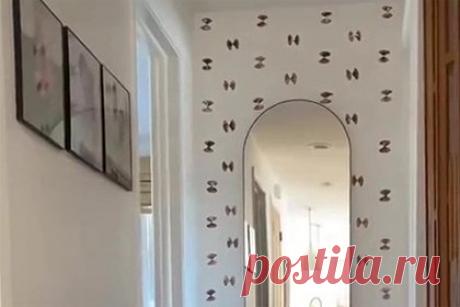 Тиктокерша раскрасила скучный коридор картошкой. Чтобы раскрасить скучные белые стены, блогерша по имени Джианна Капуто вырезала узор на картошке. В новом видеоролике она показала, как превратить обычный картофель в штамп для принтов на стене. Джианна разрезала картошку надвое и придала срезу объемную форму бантика, которым нанесла узор на стены.