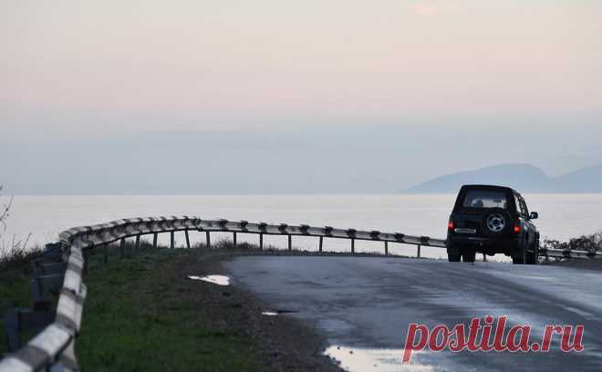 В Крыму заявили о переориентации транспорта после ракетной атаки на мосты. В связи с обстрелом Чонгарского моста автомобильное сообщение с Херсонской областью на этом направлении перекрыто. Власти отправляют машины через пункты пропуска Армянск и Перекоп